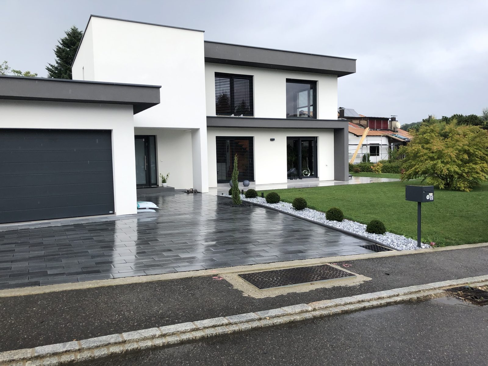 Allée et accès en dallage — Aménagements extérieurs
